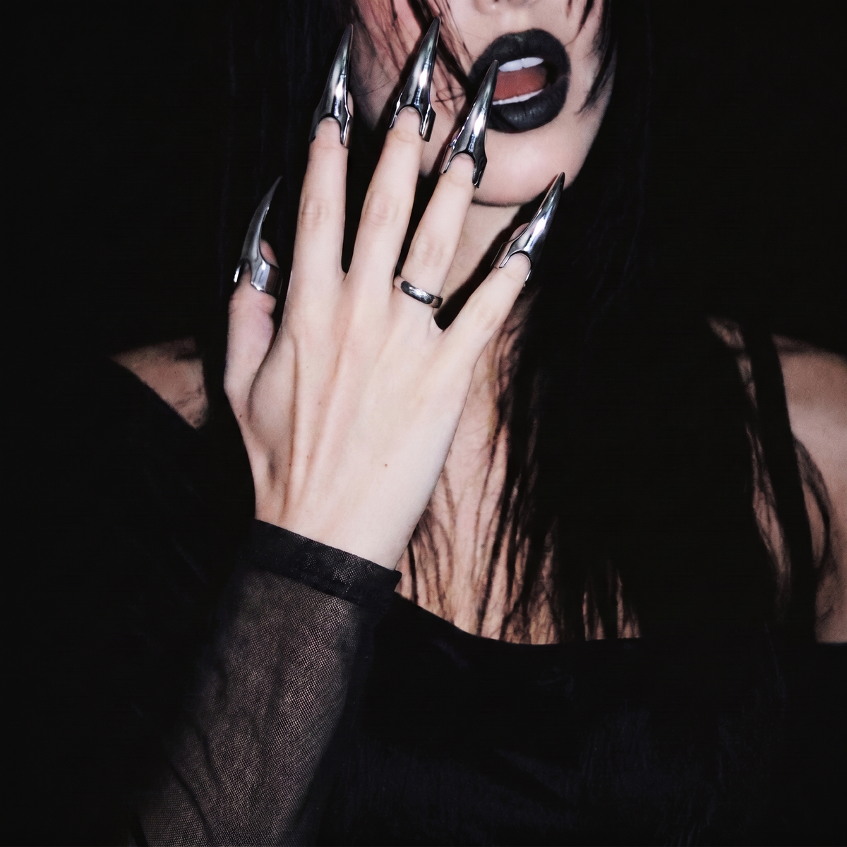 BACKSTAB FINGER RINGS
